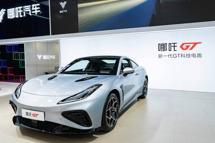 惠州92哪吒汽车在智能汽车领域的表现，领途汽车在新能源汽车市场中的影响力